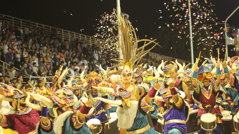 El Carnaval del País se prepara para la quinta noche.
